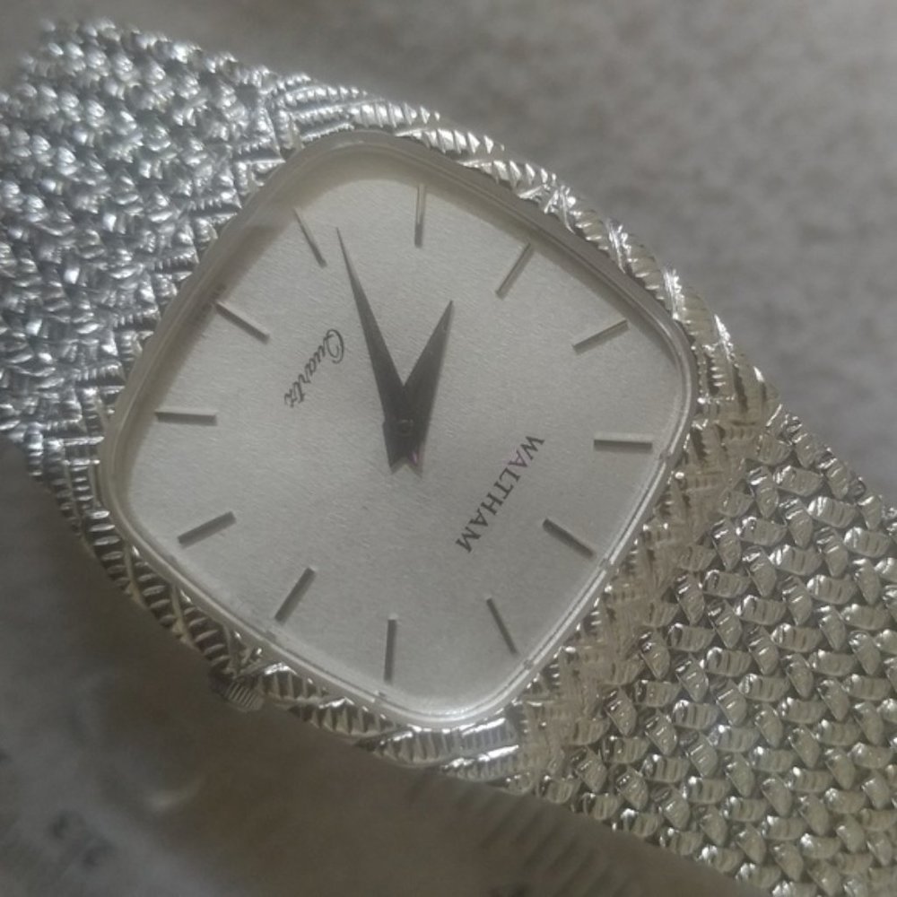 Vintage Waltham silver quartz watch time piece